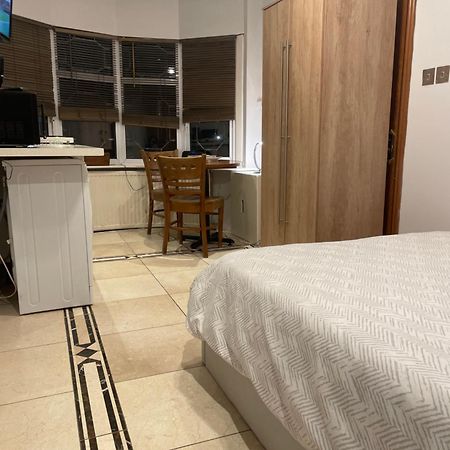 North London Studio Apartment Bagian luar foto