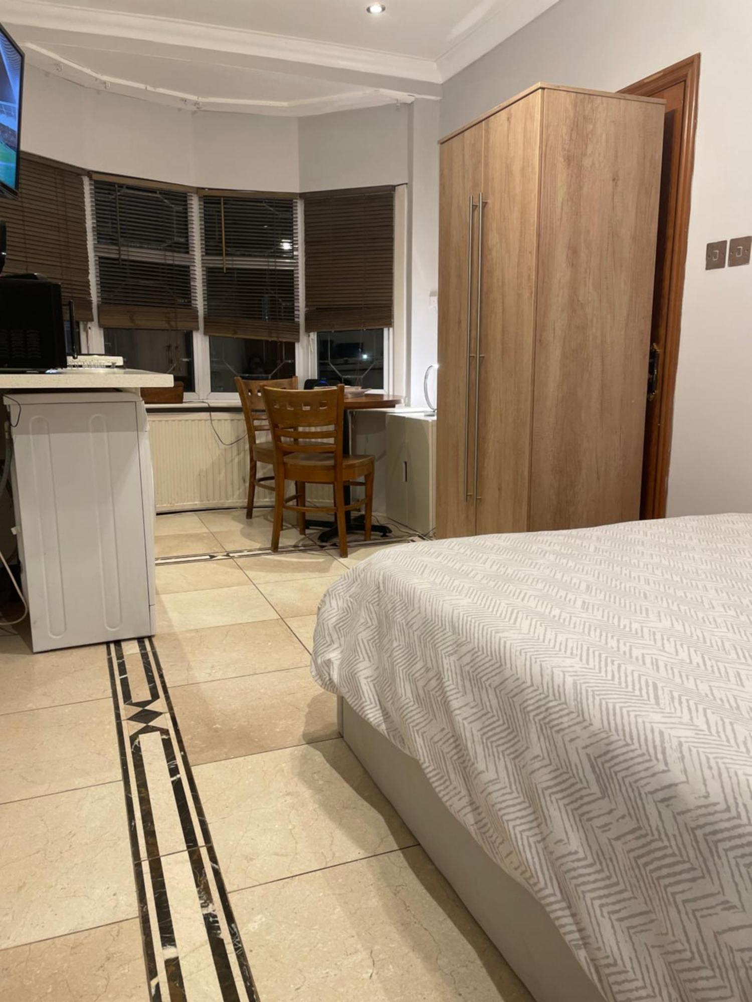North London Studio Apartment Bagian luar foto