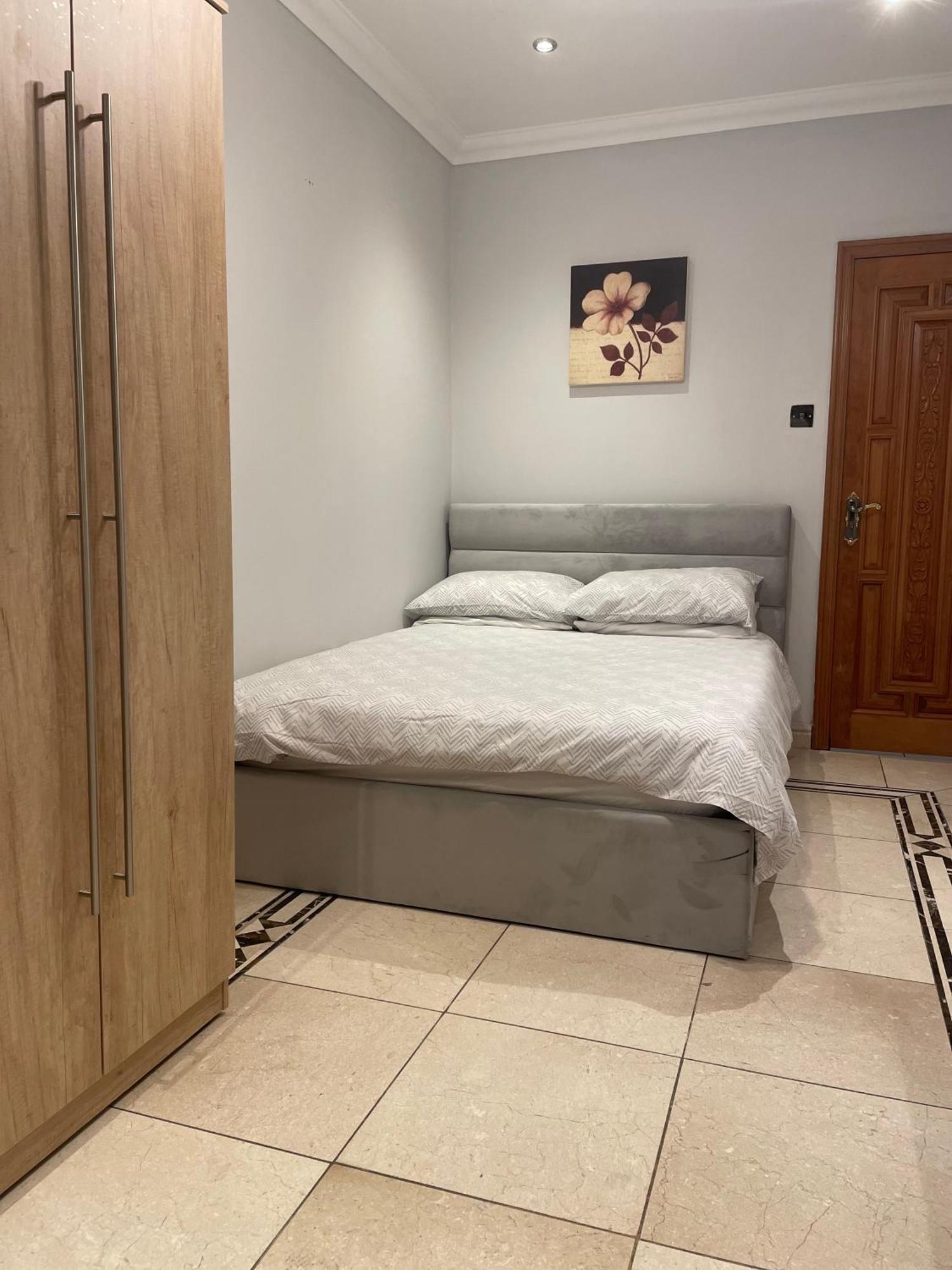 North London Studio Apartment Bagian luar foto