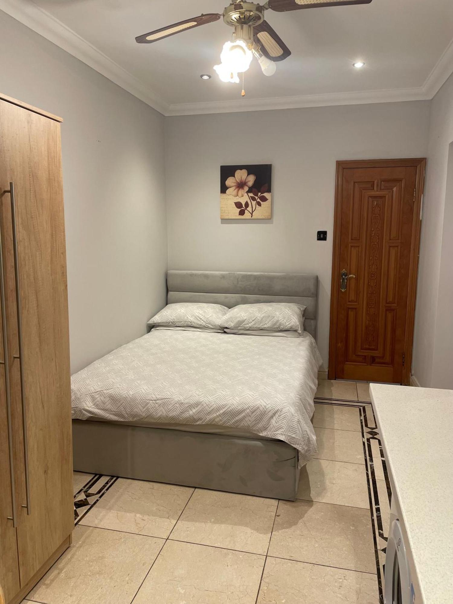 North London Studio Apartment Bagian luar foto