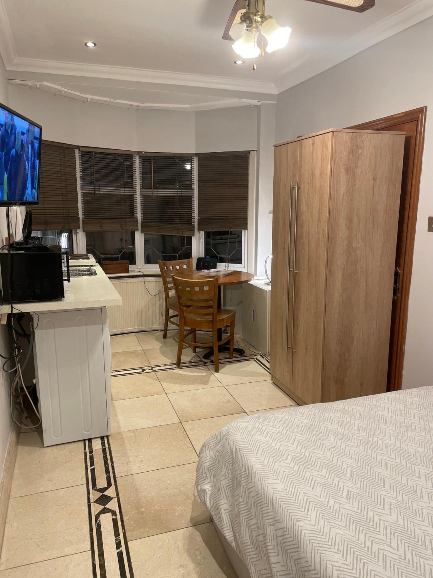 North London Studio Apartment Bagian luar foto