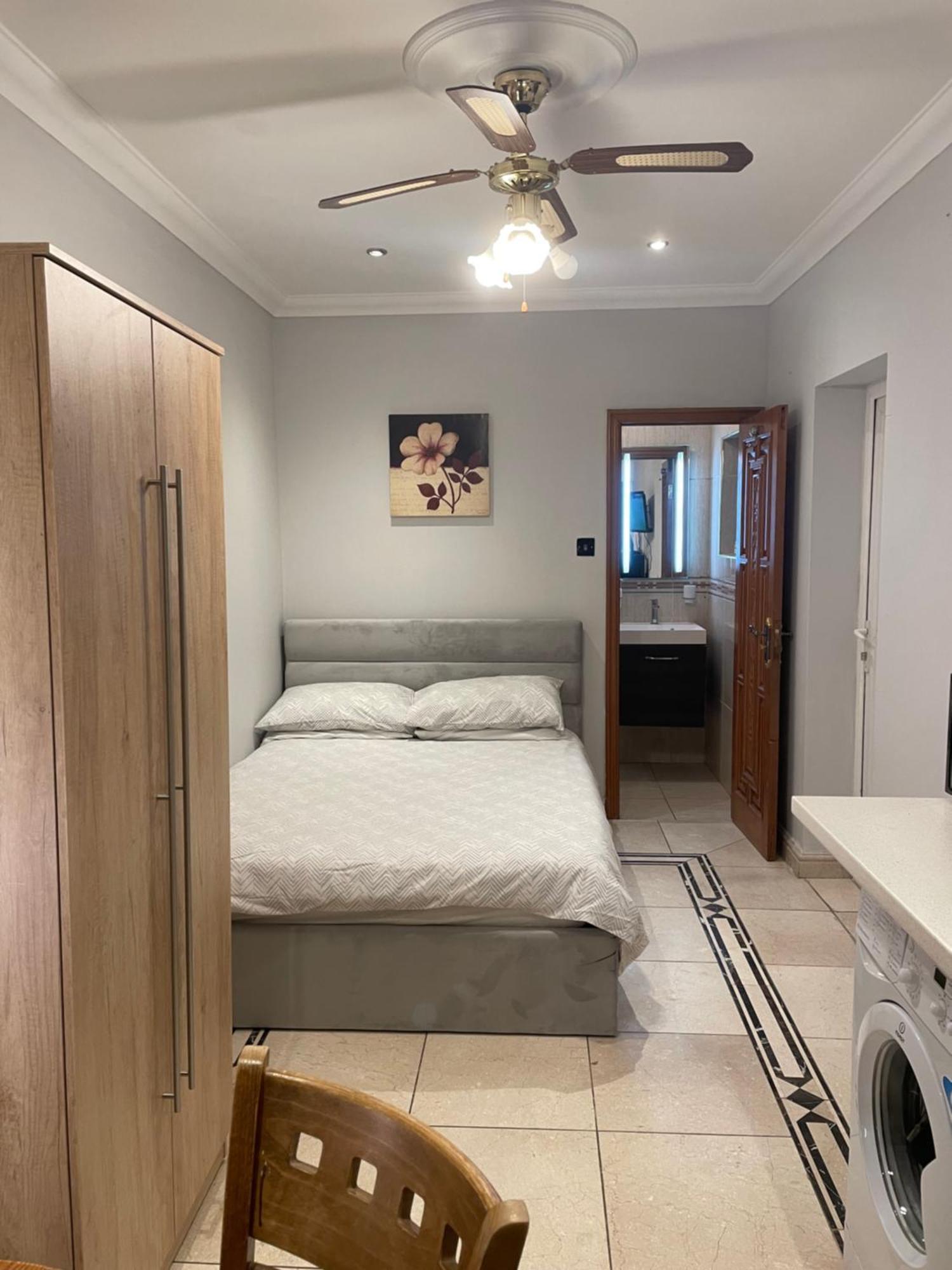 North London Studio Apartment Bagian luar foto