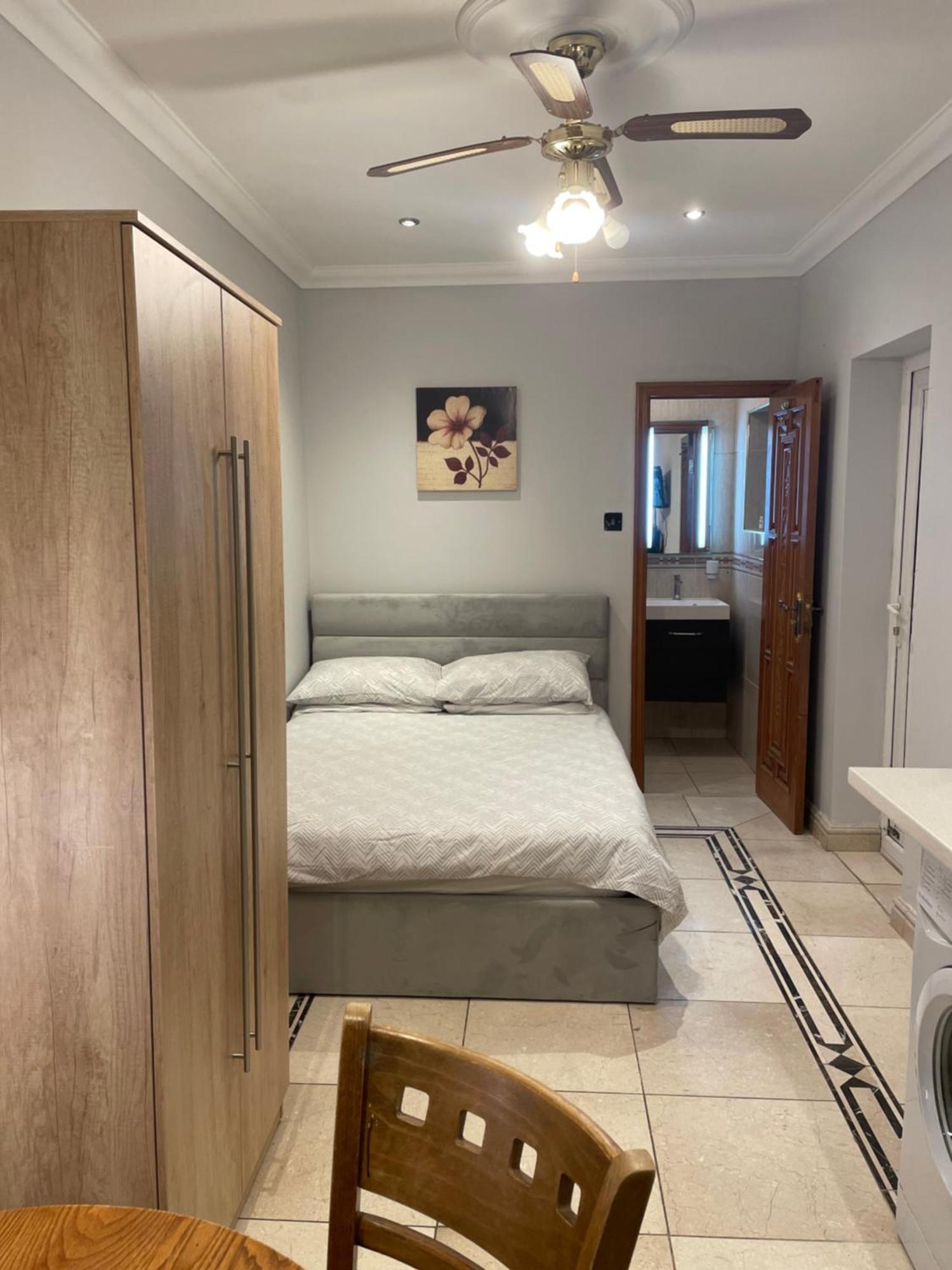 North London Studio Apartment Bagian luar foto